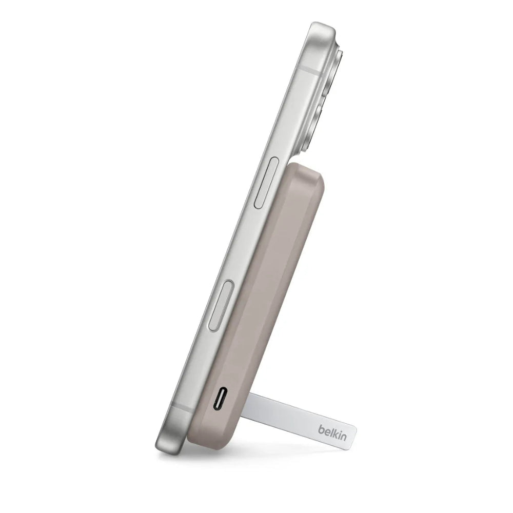 Bateria_Magnetica_Inalambrica_Belkin_Qi2_15W_5000_mAh_Soporte_Arena_Imagen_posicion_3_iShop_El_Salvador