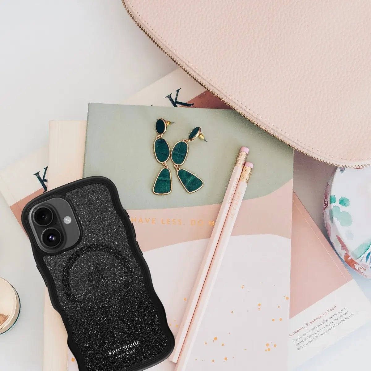 Case Kate Spade Wavy con Magsafe para iPhone 16 - Nightfall