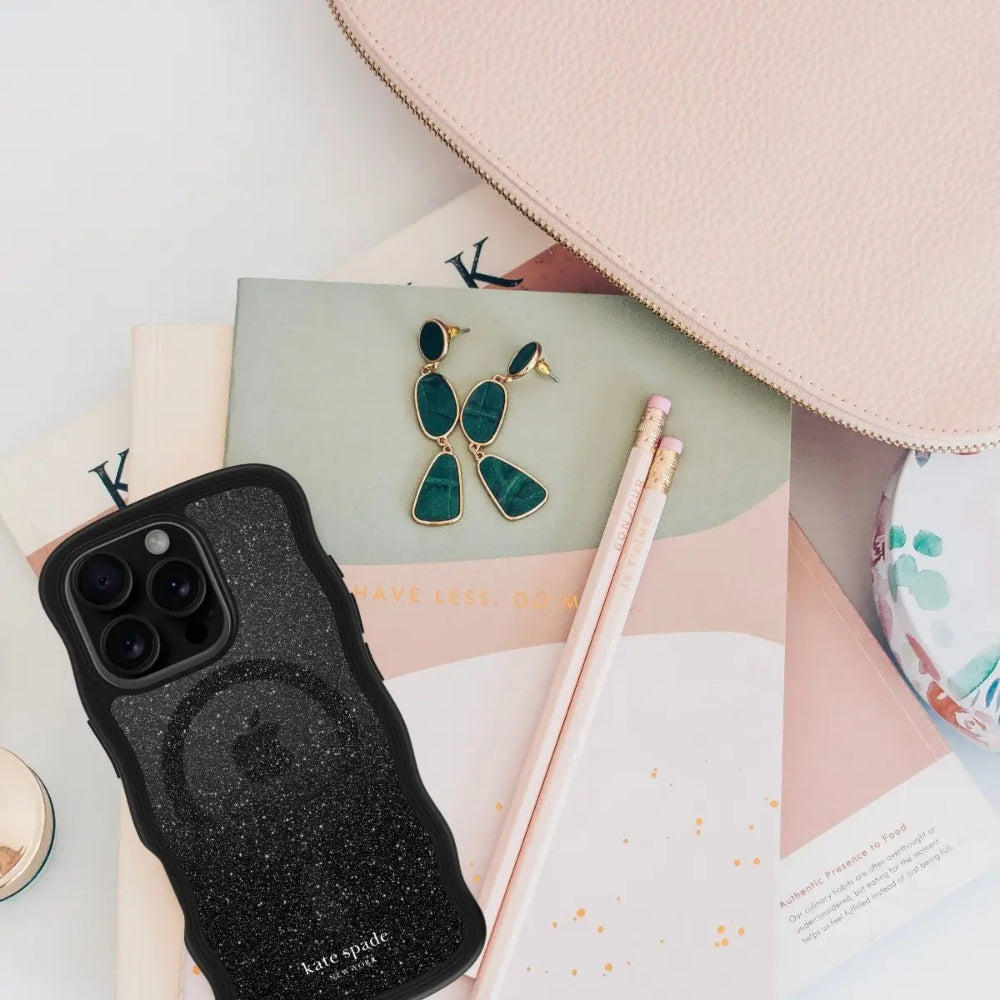 Case Kate Spade Wavy con Magsafe para iPhone 16 Pro - Nightfall