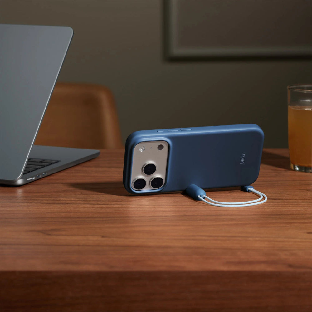 Case_Beats_para_iPhone_17_Pro_con_soporte_MagSafe_y_Control_de_Cámar_Azul_Cobalto_Posición_2_iShop_El_Salvador