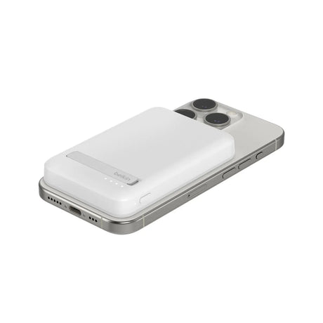 Bateria_Externa_Qi2_5000mAh_15W_Stand_Blanco_Imagen_posicion_2_iShop_El_Salvador