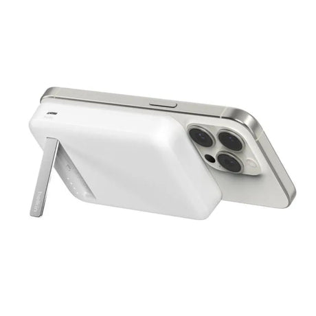 Bateria_Magnetica_Inalambrica_Belkin_Qi2_15W_8000_mAh_Soporte_Blanco_Imagen_posicion_2_iShop_El_Salvador