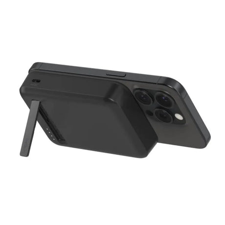Batería_Externa_Qi2_10.000_mAh_15W_stand_Negro_Posición_4_iShop_El_Salvador