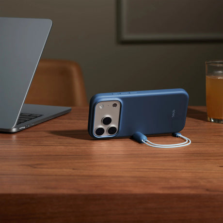 Case_Beats_para_iPhone_17_Pro_con_soporte_MagSafe_y_Control_de_Cámar_Azul_Cobalto_Posición_2_iShop_El_Salvador